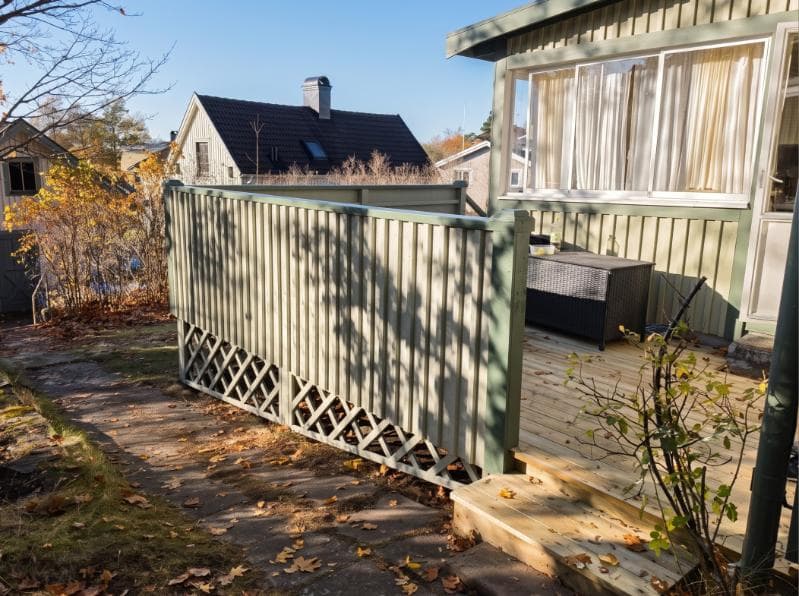 Altanens räcke och trädäck i Borensberg sett från trädgården