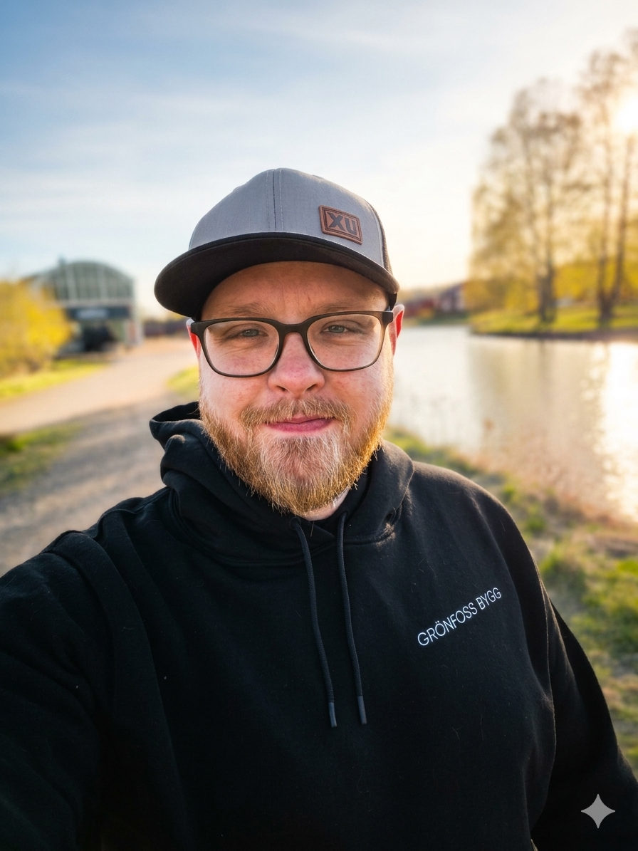Grundare av Grönfoss Bygg - Ung hantverkare i Motala med Grönfoss Bygg hoodie