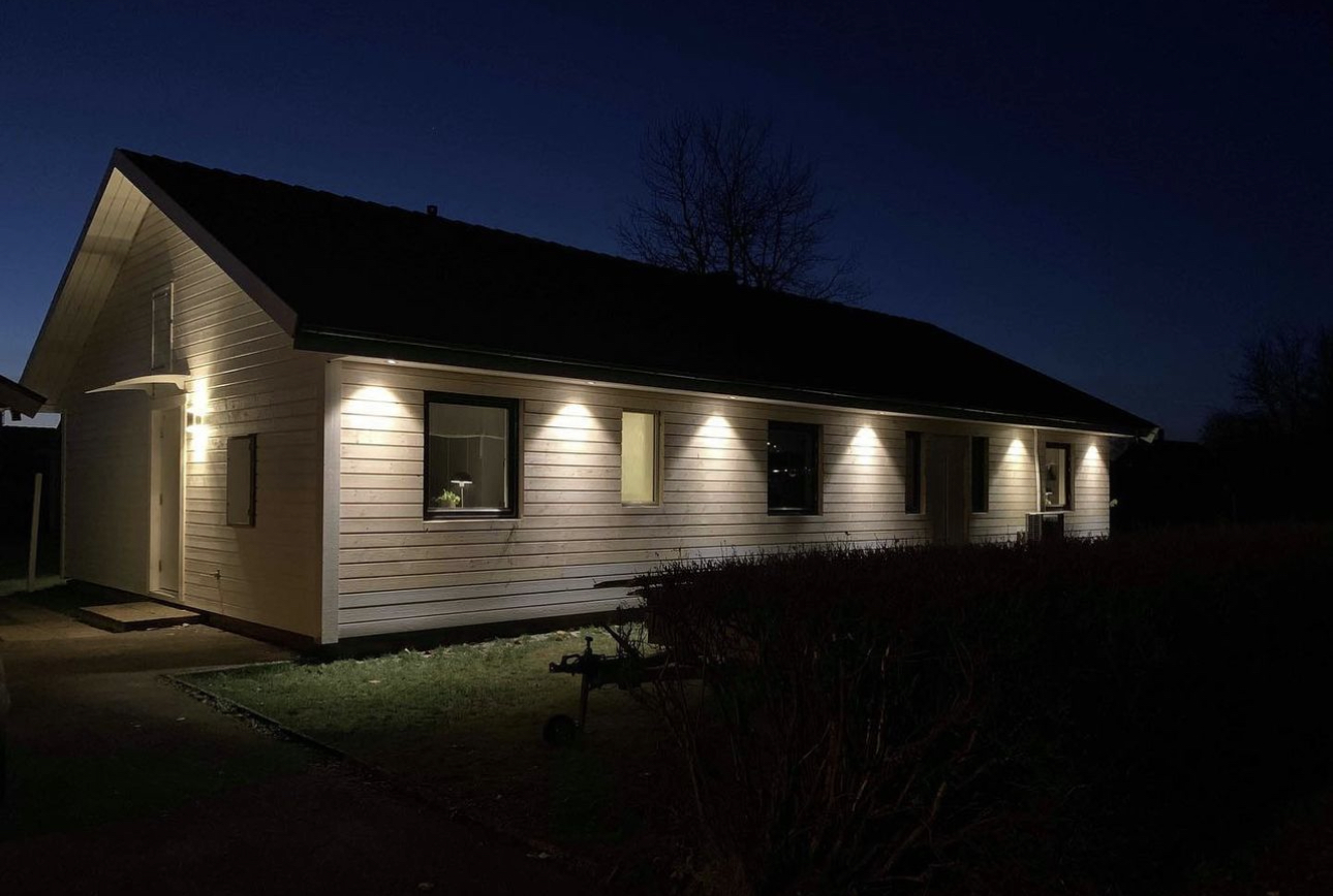 Fasadbyte & Belysning - Grönfoss Bygg projekt i Östergötland